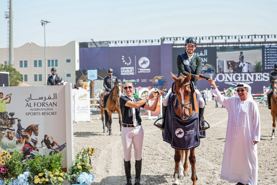 Jur Vrieling vince lo CSIO5* Longines Grand Prix Qualifier nella serata inaugurale dell’Emirates Jumping Cup 2 CSI2 Al Forsan International Sports Resort Cup winner Osama Al Zabibi © Nour Al Masri UAEERF