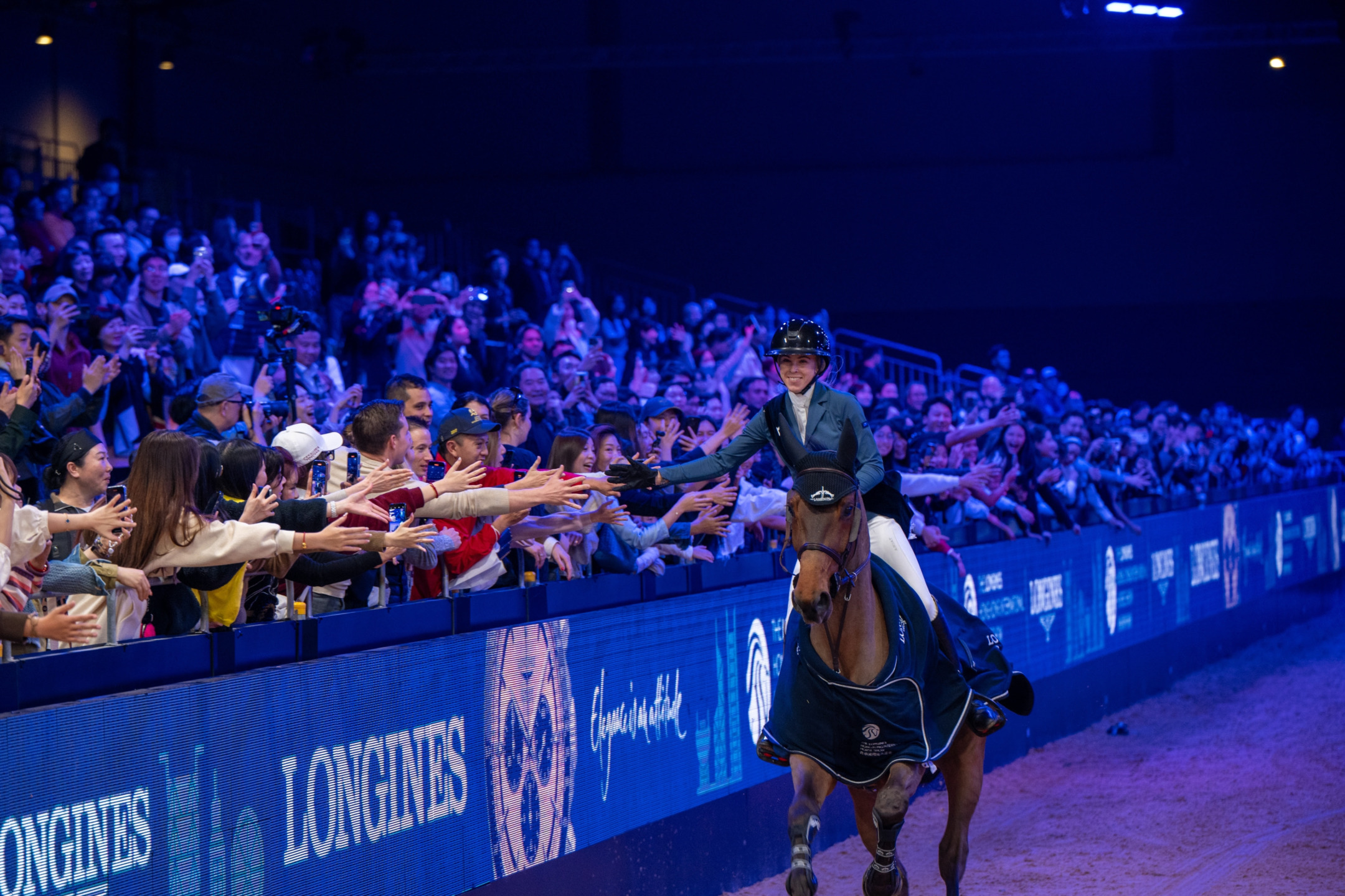 Il Longines Hong Kong International Horse Show conclude le gare di salto ostacoli a 5 stelle, con Zascha Nygaard Lill Crowrned vincitore dell'emozionante Longines Grand Prix. 1 Il Longines Hong Kong International Horse Show conclude le competizioni di salto ostacoli a 5 stelle