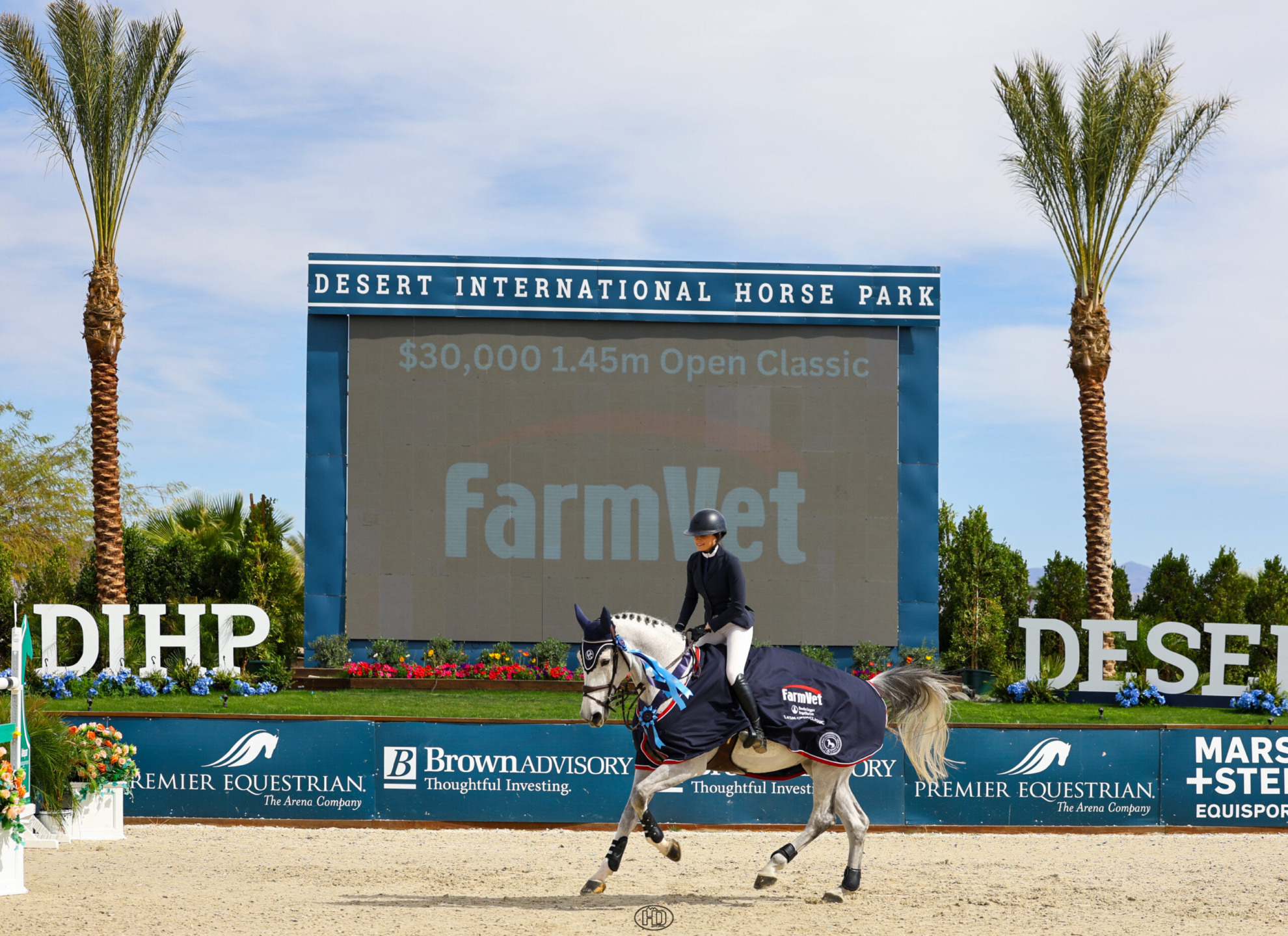 Zoe Brown, vittorie di fila nella FarmVet 1.45m Open Classic da 30.000 dollari. 1 Zoe Brown, vittorie di fila nella FarmVet 1.45m Open Classic da 30.000 dollari.