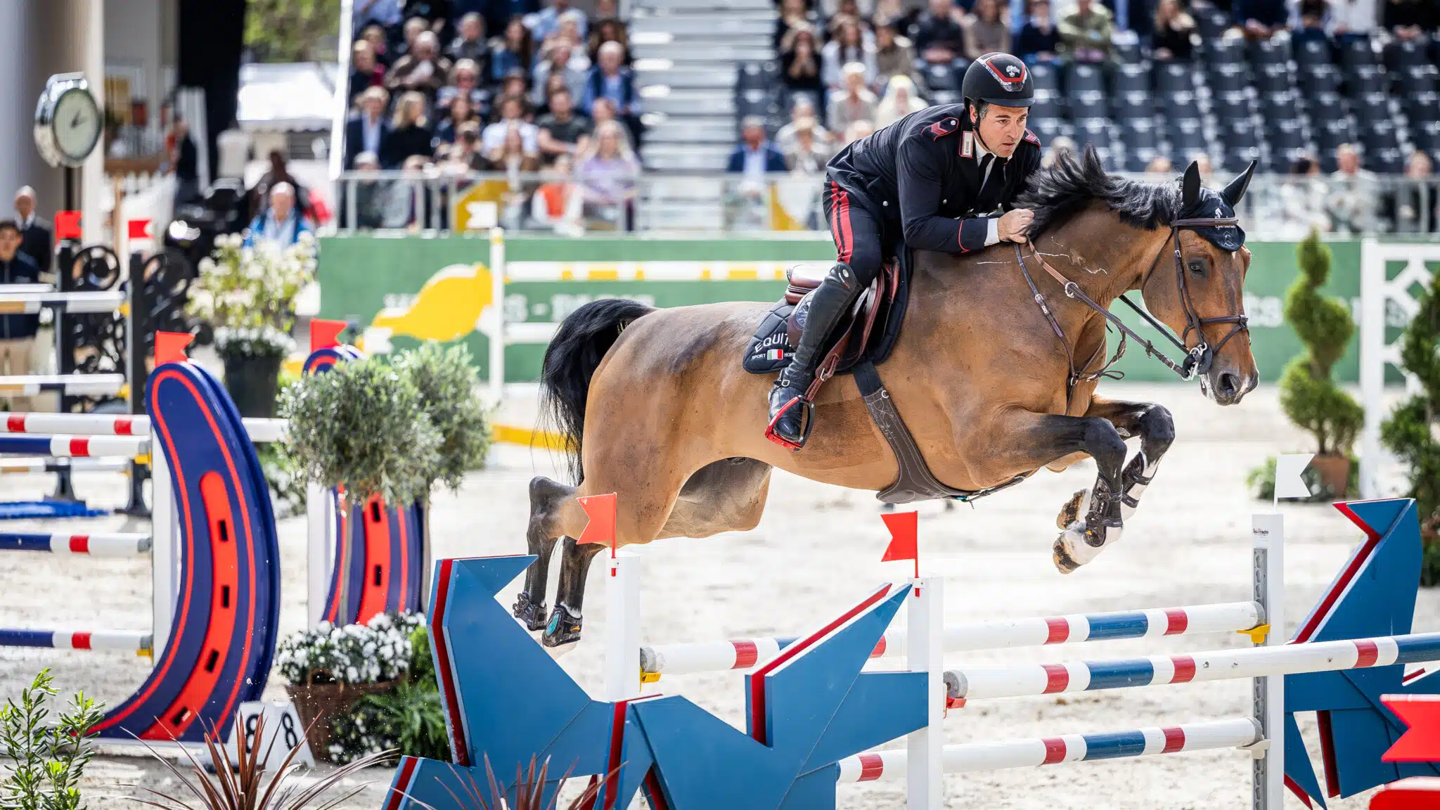 Emanuele Gaudiano protagonista al Saut Hermes, nella prova a tempo. Jeanne Sadran vince la gara alta. 1 Emanuele Gaudiano protagonista al Saut Hermes, della gara a tempo.