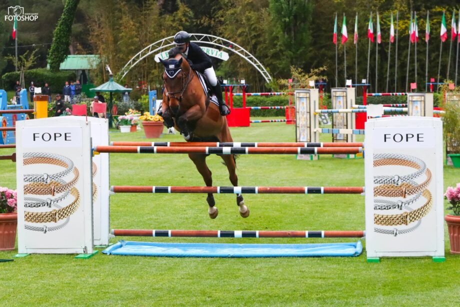Paolo Paini conquista il tricolore: è lui il nuovon campione di salto ostacoli. 4 1 Paolo Paini e Casal Dorato