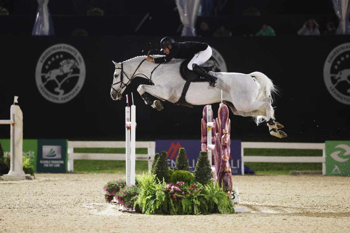 Defender Kentucky Three-Day Event: Aaron Vale vince la CSI5* 1.50m a Lexington Welcome Grand Prix Qualifier 1 Aaron Vale (USA) and Gray’s Inn © Winslow Photography LLC