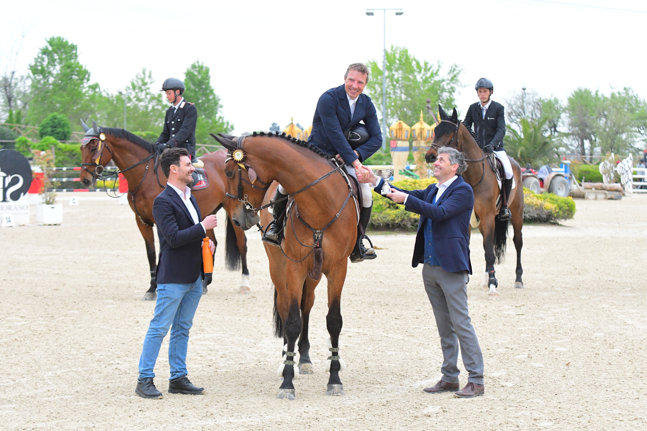 Il gran finale della prima tappa del Circuito Giovani Cavalli FISE Avantea 1 Il dott. Marco Muscariello di Avantea e l’avv Giulio Panzeri consigliere FISE premia Alessandro Colombo vincitore del GP 7 anni