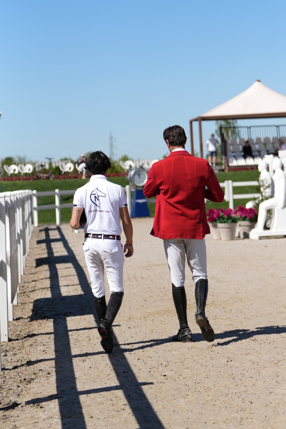 Necmi Eren e Emre Celikkol, atleti della squadra turca, durante il course walk dello CSIO.