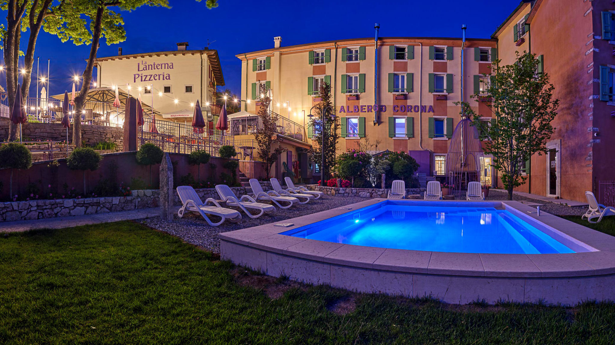 Hotel Corona: un rifugio di tradizione e comfort ai piedi del Monte Baldo 1 Hotel Corona Spiazzi esterno di sera