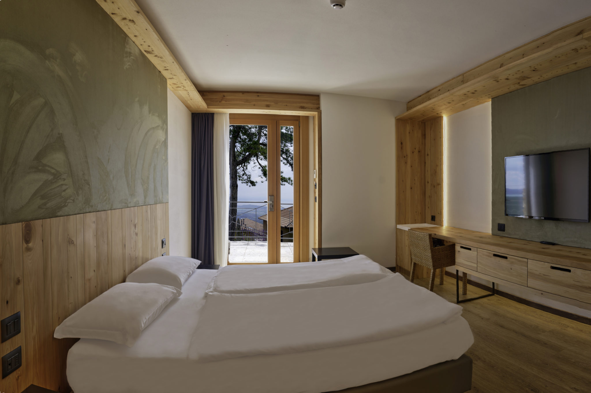 Hotel Corona: un rifugio di tradizione e comfort ai piedi del Monte Baldo 3 Hotel Corona Spiazzi camera da letto