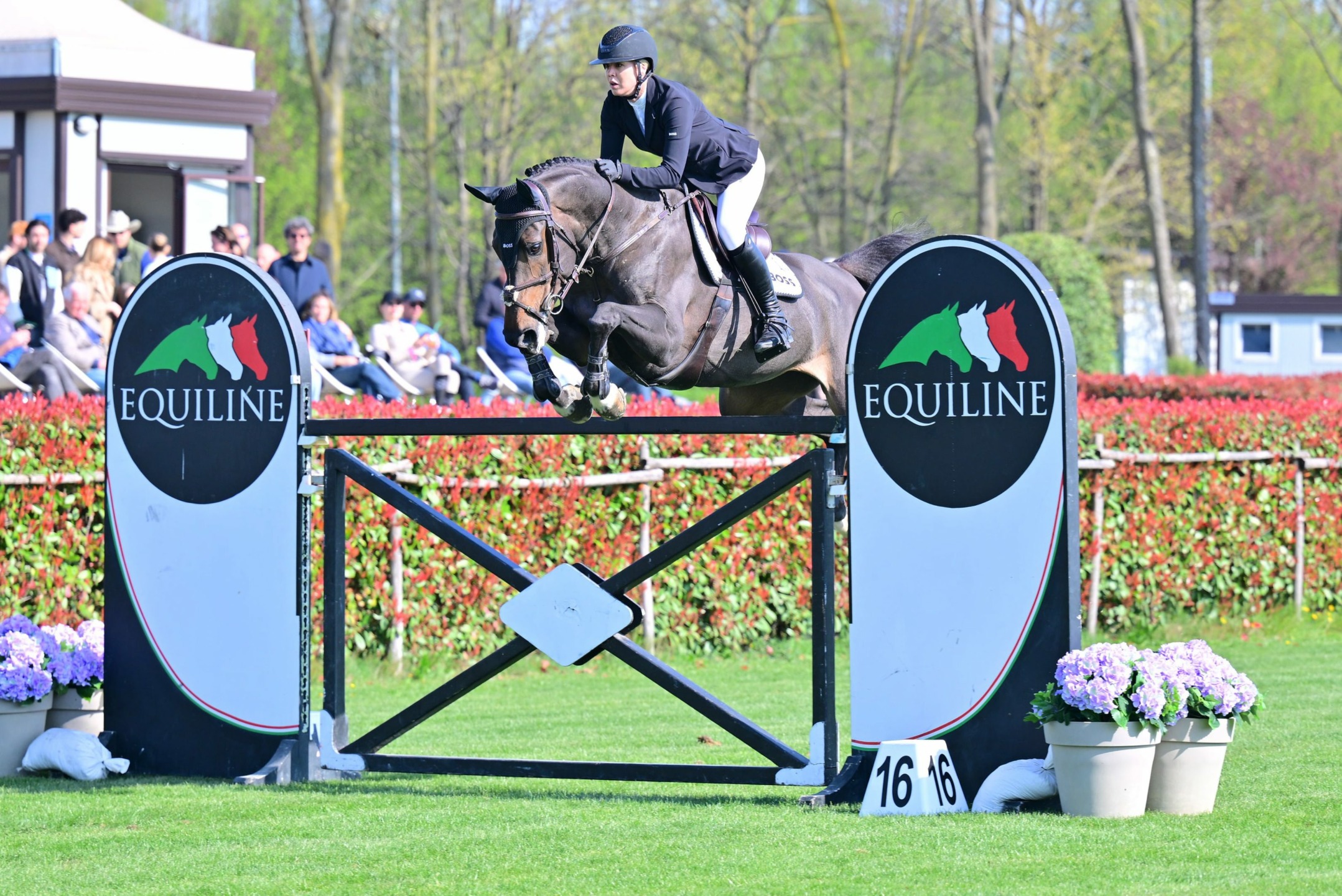 Ellen Whitaker vincitrice del CSI4 H155 FEI LR Grand Prix with jump off all'Equieffe Equestrian Centre