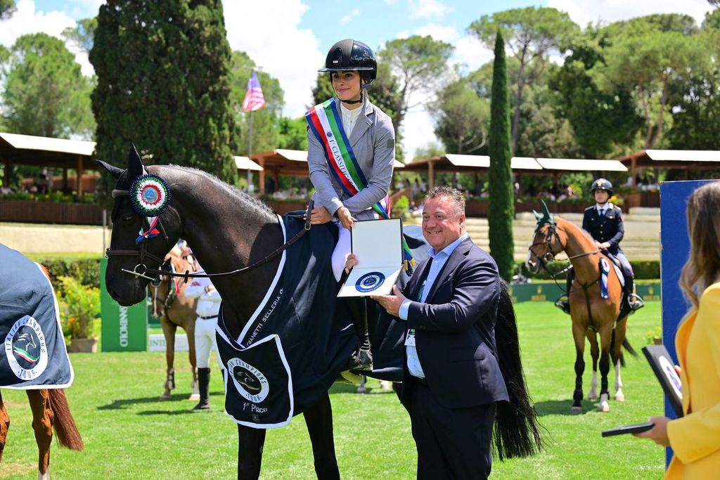 Marie Eder Ferrero, esordio super per l'amazzone dell'impero dolciario: a 17 anni vince a Piazza di Siena. 1 Marie Eder Ferrero, esordio super per l'amazzone dell'impero dolciario: a 17 anni vince a Piazza di Siena