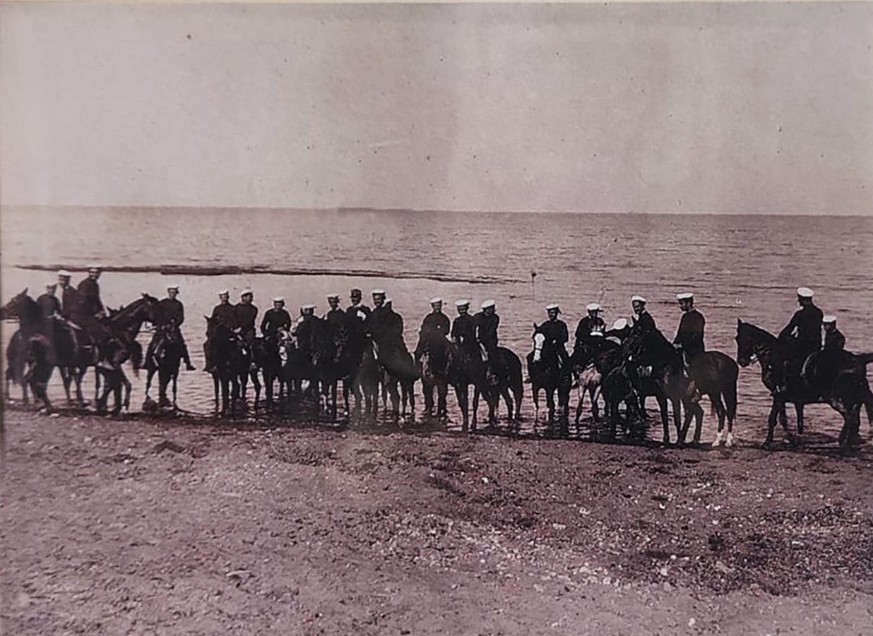Accademia Navale Allievi sulla Battigia nel 1903