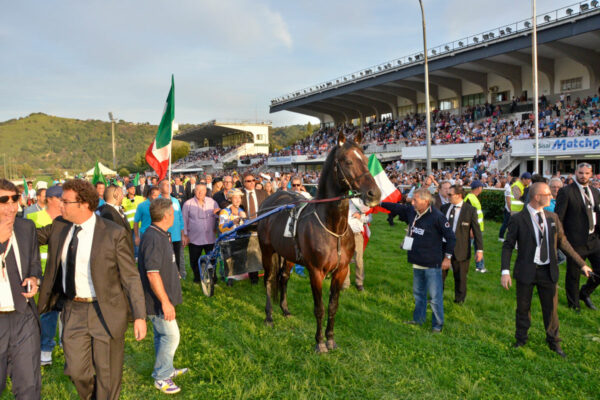 Agnano: al via il 76^ Lotteria MST, finale in diretta su Rai Sport. Confermata la sfilata di Varenne in ricordo di Enzo Giordano scomparso all'antivigilia del Gran Premio. 12 Agnano Varenne sfila davanti alla tribuna