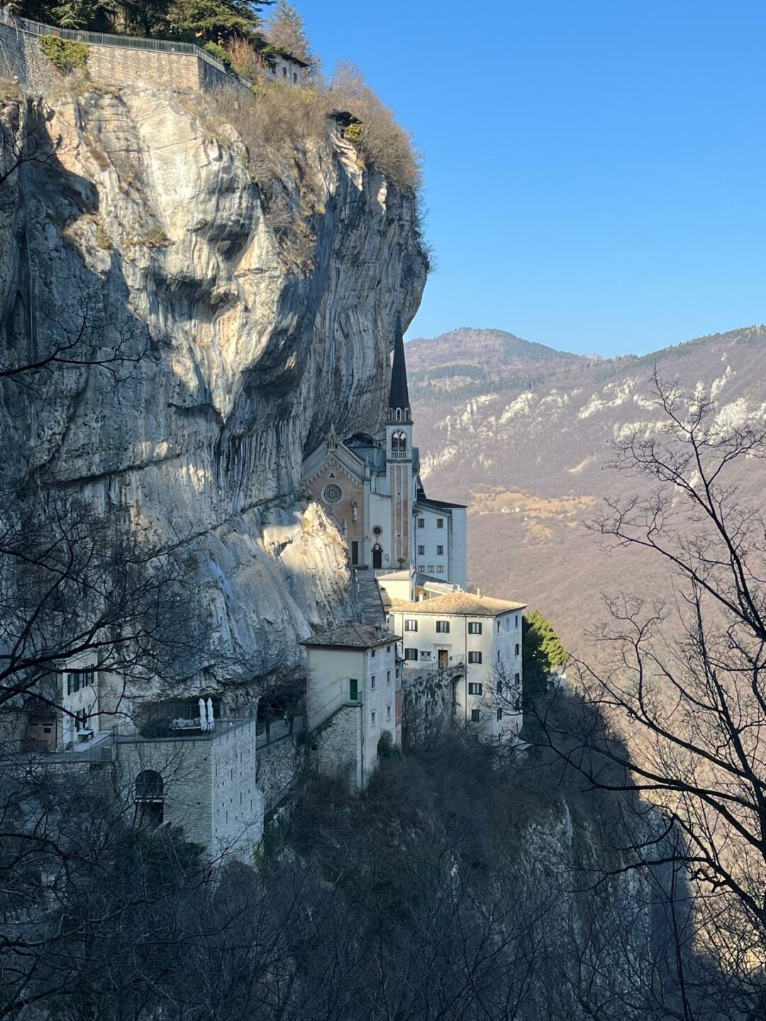 Parc Hotel San Pietro: la rinascita di un luogo senza tempo tra natura, storia e accoglienza 18 Santuario della Madonna della Corona vicino a Parc Hotel San Pietro