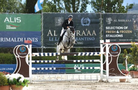 Rodrigo Giesteira Almeida conquista anche il secondo Gran Premio CSI4* dell’Al Shira’aa Le Lame Sagrantino Show Jumping 2025 1 Rodrigo Giesteira Almeida su Karonia c Stefano Secchi