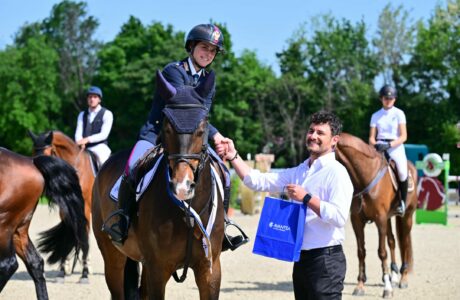 circuito cavalli giovani FISE Francesca Ciriesi premiata da dott. Muscariello di Avantea