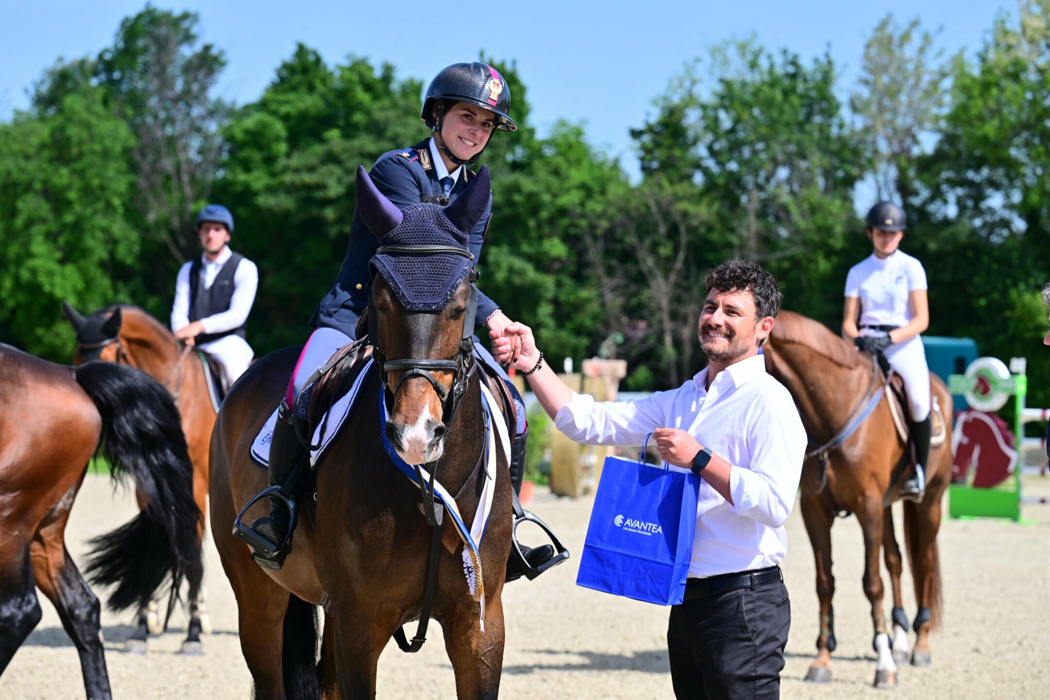 I risultati della seconda tappa del circuito FISE cavalli giovani sponsored by Avantea a Bedizzole 1 circuito cavalli giovani FISE Francesca Ciriesi premiata da dott. Muscariello di Avantea