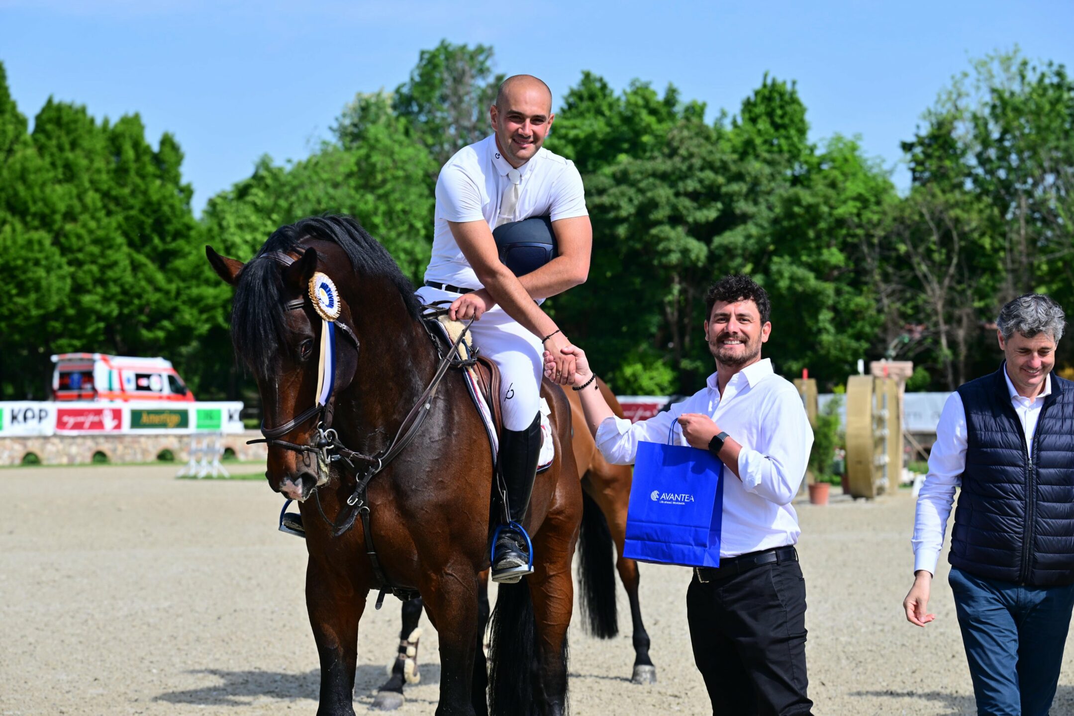 I risultati della seconda tappa del circuito FISE cavalli giovani sponsored by Avantea a Bedizzole 3 circuito cavalli giovani FISE premiazione del dott. Muscariello di Avantea