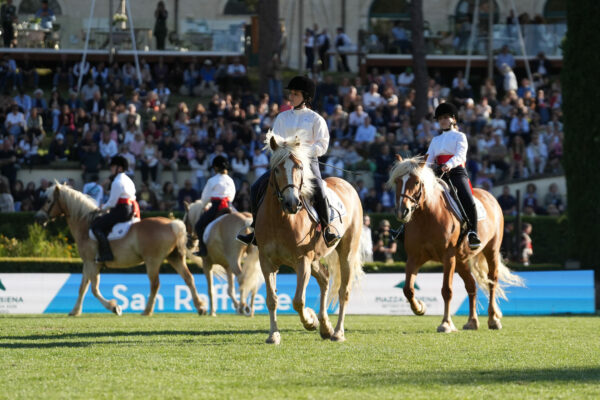 21 volte Piazza di Siena: inclusione in sella, il Carosello del San Raffaele fa vibrare Piazza di Siena. 22 21 volte Piazza di Siena: inclusione in sella, il Carosello del San Raffaele fa vibrare Piazza di Siena