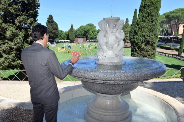 Piazza di Siena, Nepi Molineris: “La Fontana dei Pupazzi un regalo per tutti noi e non c’è niente di più bello che lasciare grazia e bellezza in eredità”. 26 Piazza di Siena, Nepi Molineris (ad Sport e Salute): “La Fontana dei Pupazzi un regalo per tutti noi