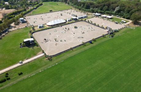 Saint Tropez ospiterà la Longines League of Nations™ dal 18 al 20 settembre 2025. 1 Saint Tropez ospiterà la Longines League of Nations™ dal 18 al 20 settembre 2025.