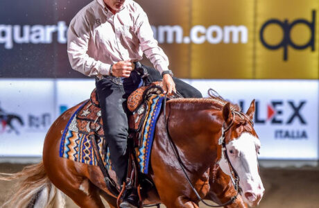 Futurity europeo NRHA da 1 milione di dollari presentato da DeNiroBootCo: Fappani e Hosss in testa alle qualificazioni aperte da 700.000 dollari. 1 Futurity europeo NRHA da 1 milione di dollari presentato da DeNiroBootCo:
