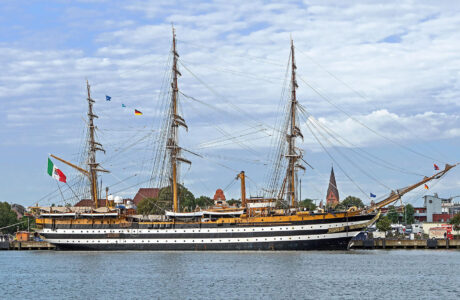 Ippodromo Federico Caprilli. 1 Veliero Amerigo Vespucci
