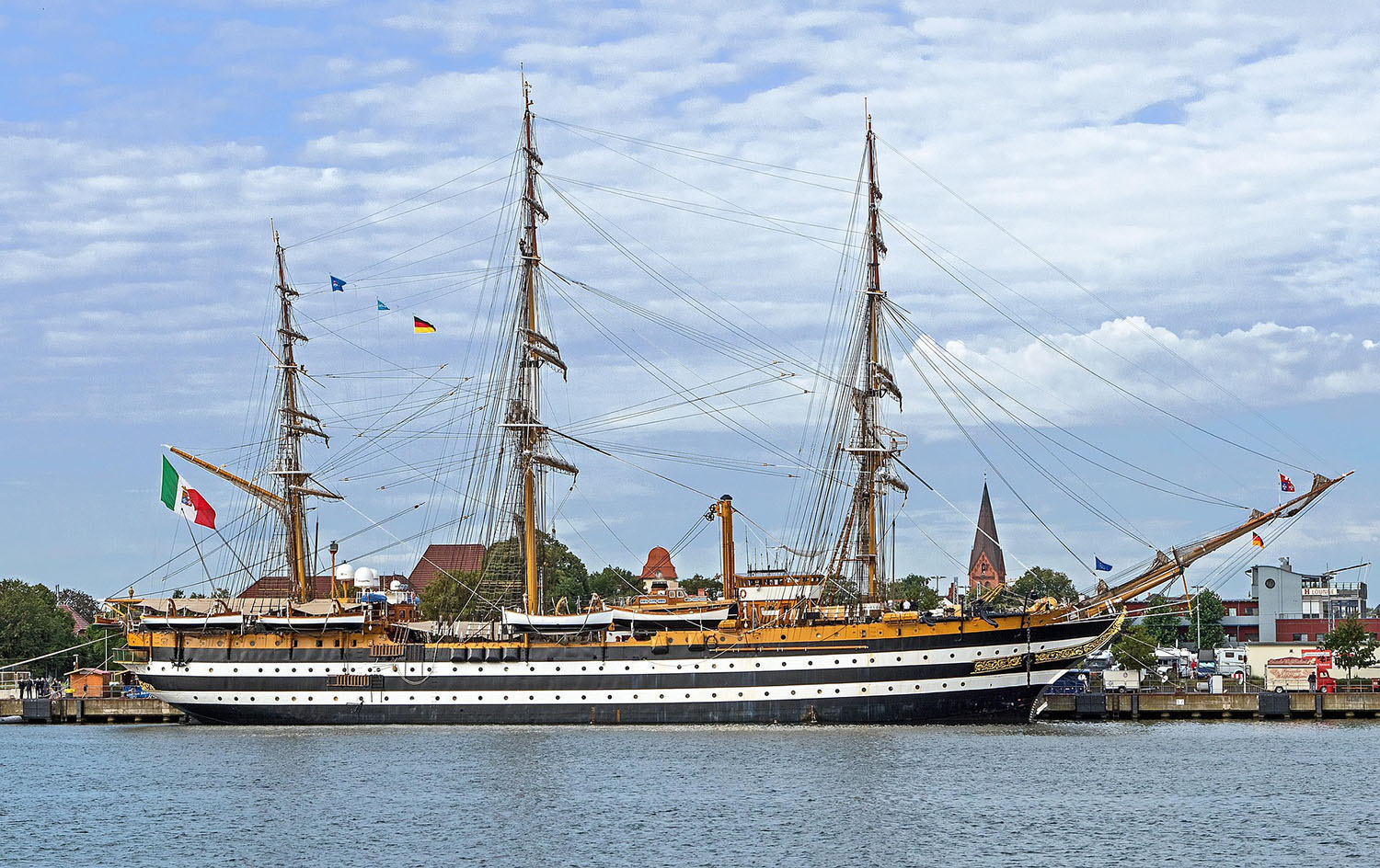 Ippodromo Federico Caprilli. 1 Veliero Amerigo Vespucci