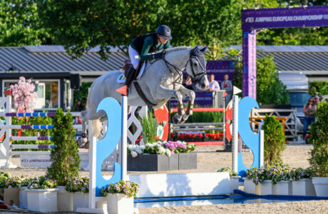 Doppietta Irlandese ai Campionati Europei Giovanili di Salto Ostacoli FEI 1 Emily Moloney wins gold medal with Temple Alice.