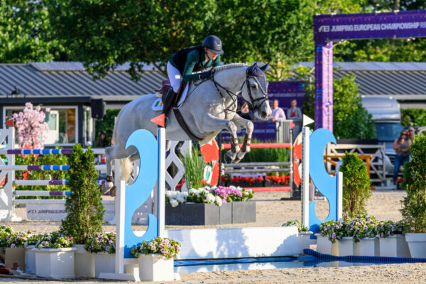 Emily Moloney wins gold medal with Temple Alice.