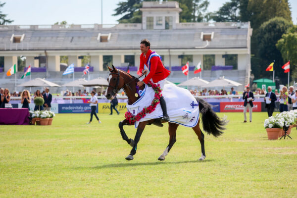 Steve Guerdat festeggia la vittoria ai Campionati Europei di Salto Ostacoli 2023