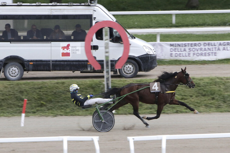 Nel venerdì di trotto all'Ippodromo SNAI San Siro Irenel Mail vince e fa il record della generazione dei 2 anni nel premio nel Premio Scuderia Luccio Zucchetti. 3 Corsa2 PREMIO FRENCIS ZL