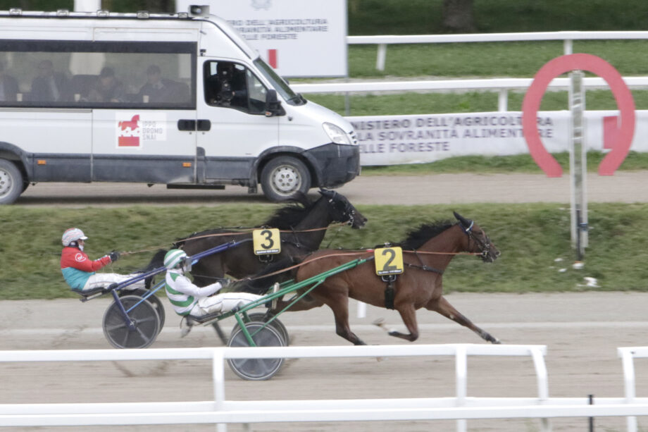 Nel venerdì di trotto all'Ippodromo SNAI San Siro Irenel Mail vince e fa il record della generazione dei 2 anni nel premio nel Premio Scuderia Luccio Zucchetti. 2 Corsa6 PREMIO DIMITRI FERM