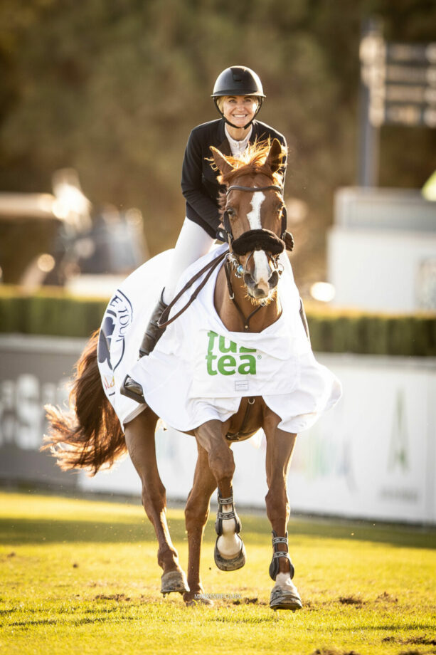 Paris Sellon e Anna Jo trionfano per gli Stati Uniti nel Trofeo Fuze Tea. 2 161025OSST1 MClark 60