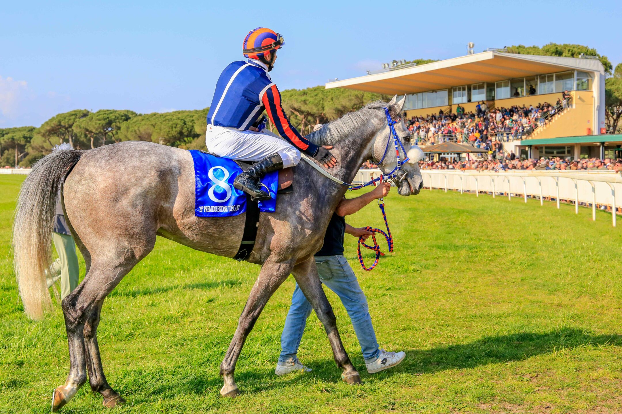L’ippodromo di San Rossore riapre domenica 26 ottobre, prima giornata di una stagione che si rotrarrà fino a domenica 5 aprile 2026 quando si disputerà il 136° premio Pisa.