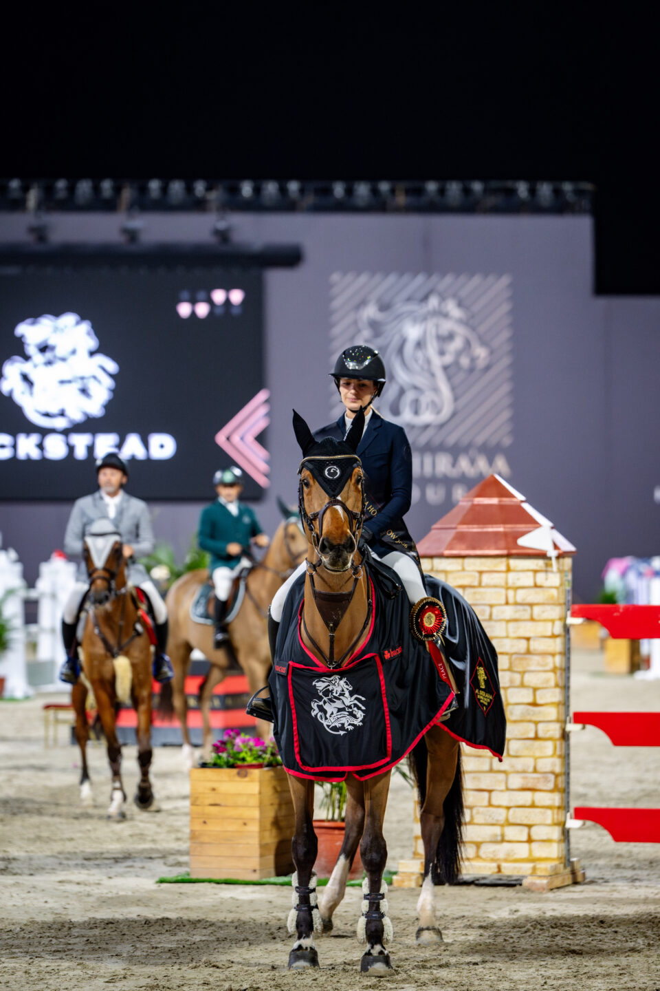 Inès Joly trionfa nell’Hickstead Speed Derby ad Abu Dhabi 2 HICKSTEADDERBY PRESENTATION SAT ALSHIRAAAHORSESHOW©HelenCruden2026 2