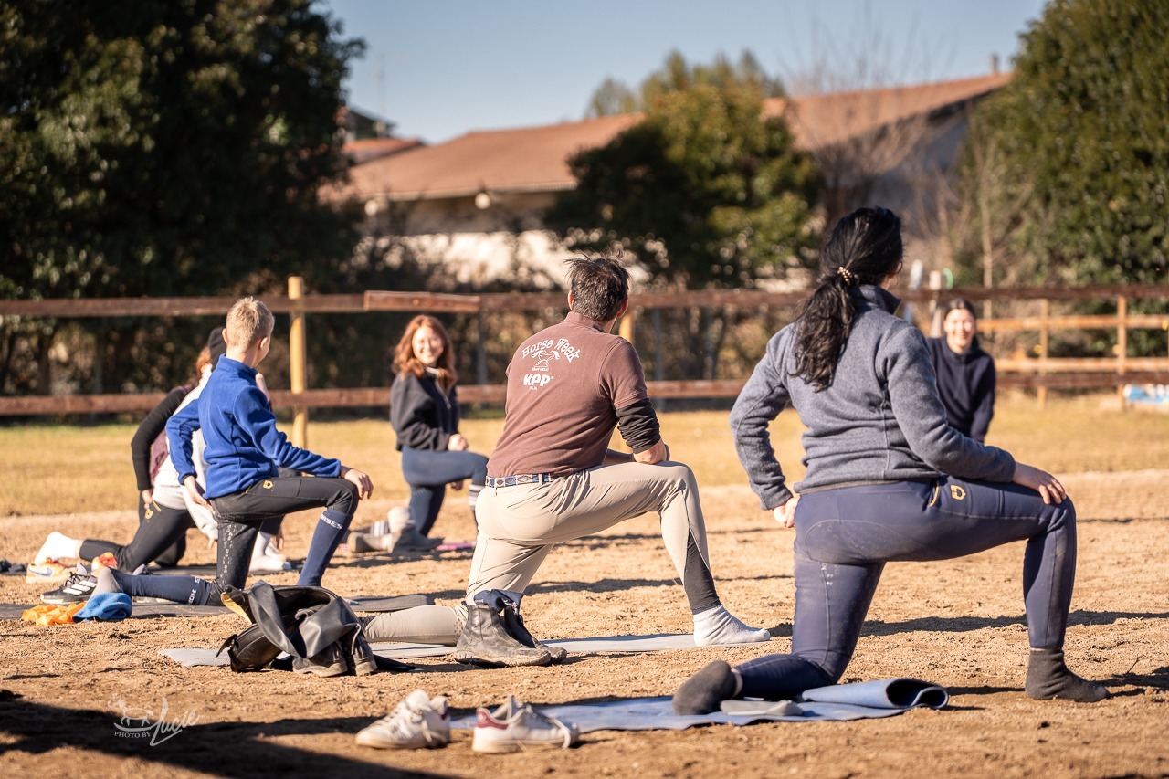 cavalieri mentre si dedicano alla preparazione fisica