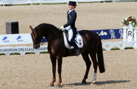 Il valore del saluto: un gesto che racconta il vero spirito dell’equitazione