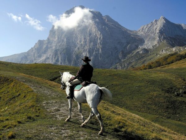 Dal Colle del Gran San Bernardo ai sentieri d’Italia, un viaggio di montagna, tecnica e relazione per la via Francigena.