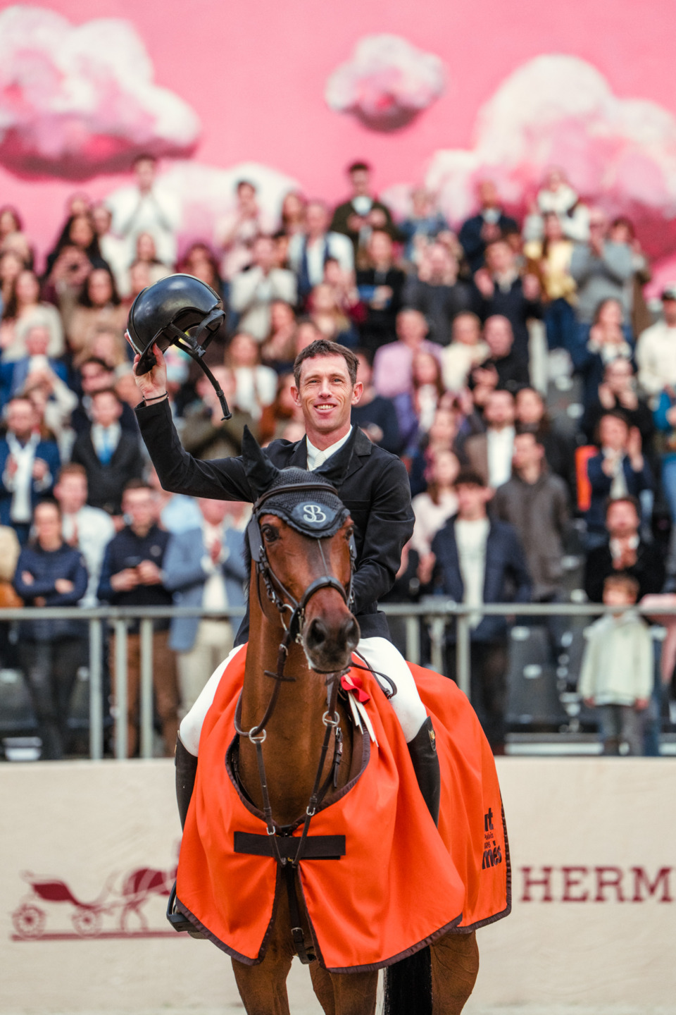 Saut Hermès 2026: Scott Brash firma il Grand Prix, Gaudiano terzo nel Prix de La Ville de Paris 4 Epreuve nA10 Grand Prix Hermes CSI 5 Remise des prix 2 Dimanche 22 mars Credit Christophe Taniere1