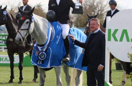 Rodrigo Giesteira Almeid in sella alla grigia Karonia.L