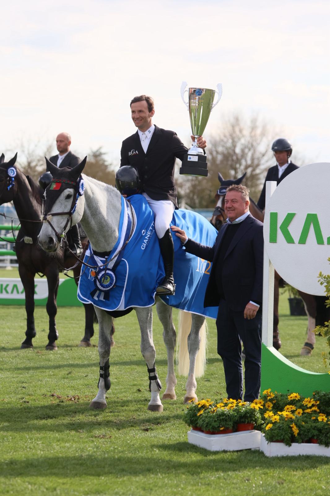 Rodrigo Giesteira Almeid in sella alla grigia Karonia.L