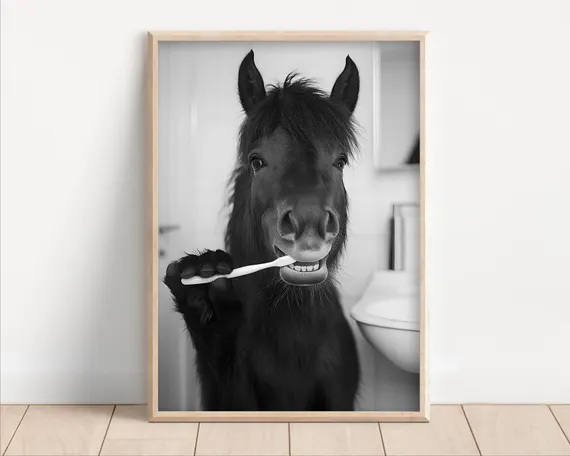 Il cavallo pittore che conquista il pubblico, arte e solidarietà inaspettate.