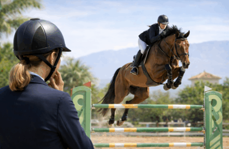 una ragazza che guarda una gara e ha paura di tornare a saltare dopo una caduta da cavallo