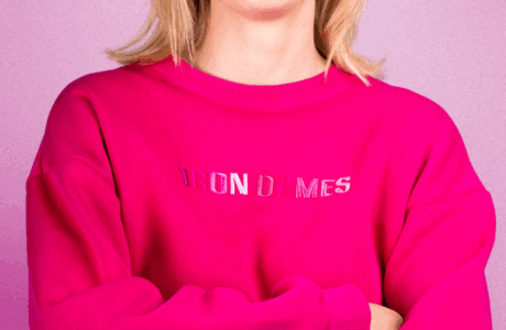 Un riconoscimento storico per Sarah Bovy: Iron Dames celebra la sua nomina a Grand Marshal della 24 Ore di Le Mans 2026.