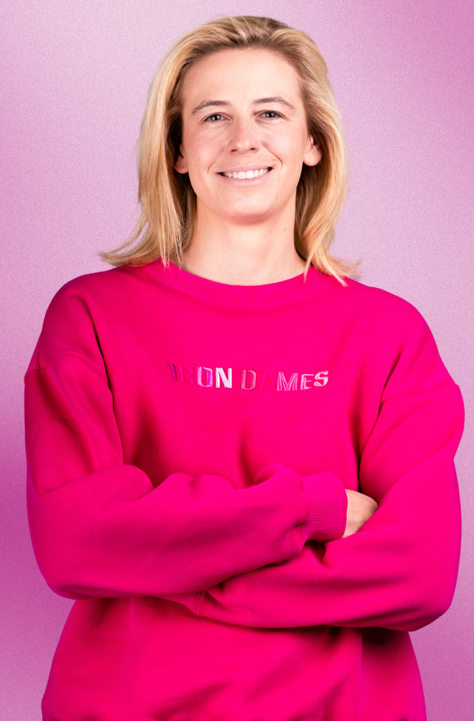 Un riconoscimento storico per Sarah Bovy: Iron Dames celebra la sua nomina a Grand Marshal della 24 Ore di Le Mans 2026.