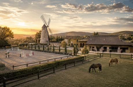 Il paradiso dei cavalieri: vivere tra scuderie, paddock e natura senza rinunciare al comfort