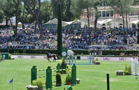 Cento anni di Piazza di Siena tra sport arte e legacy.
