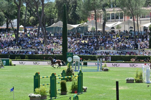 Cento anni di Piazza di Siena tra sport arte e legacy.