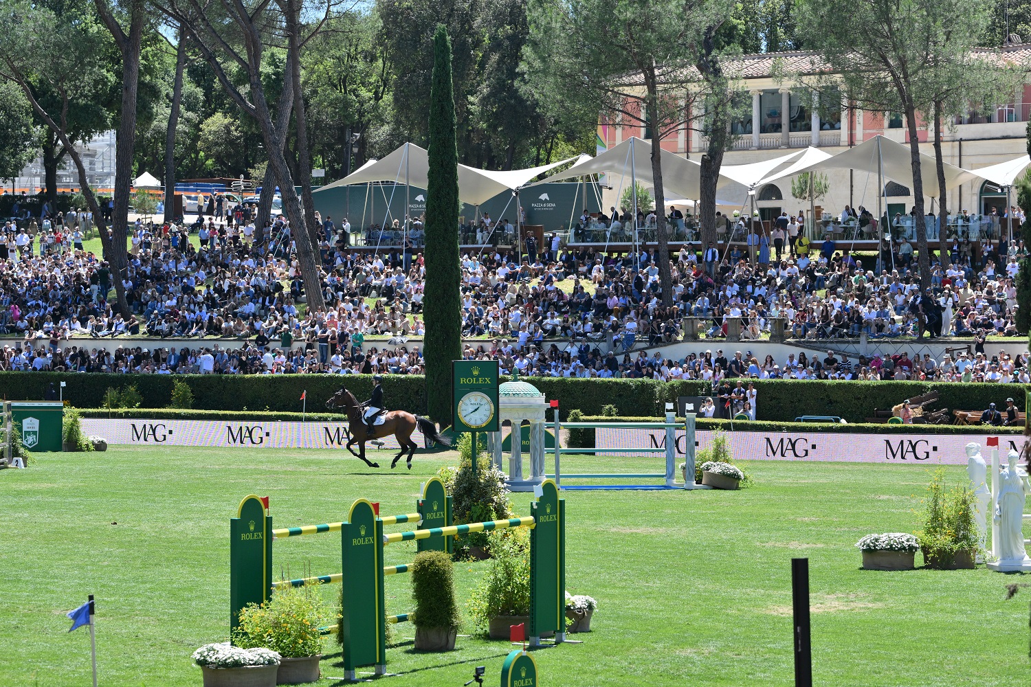 Cento anni di Piazza di Siena tra sport arte e legacy.