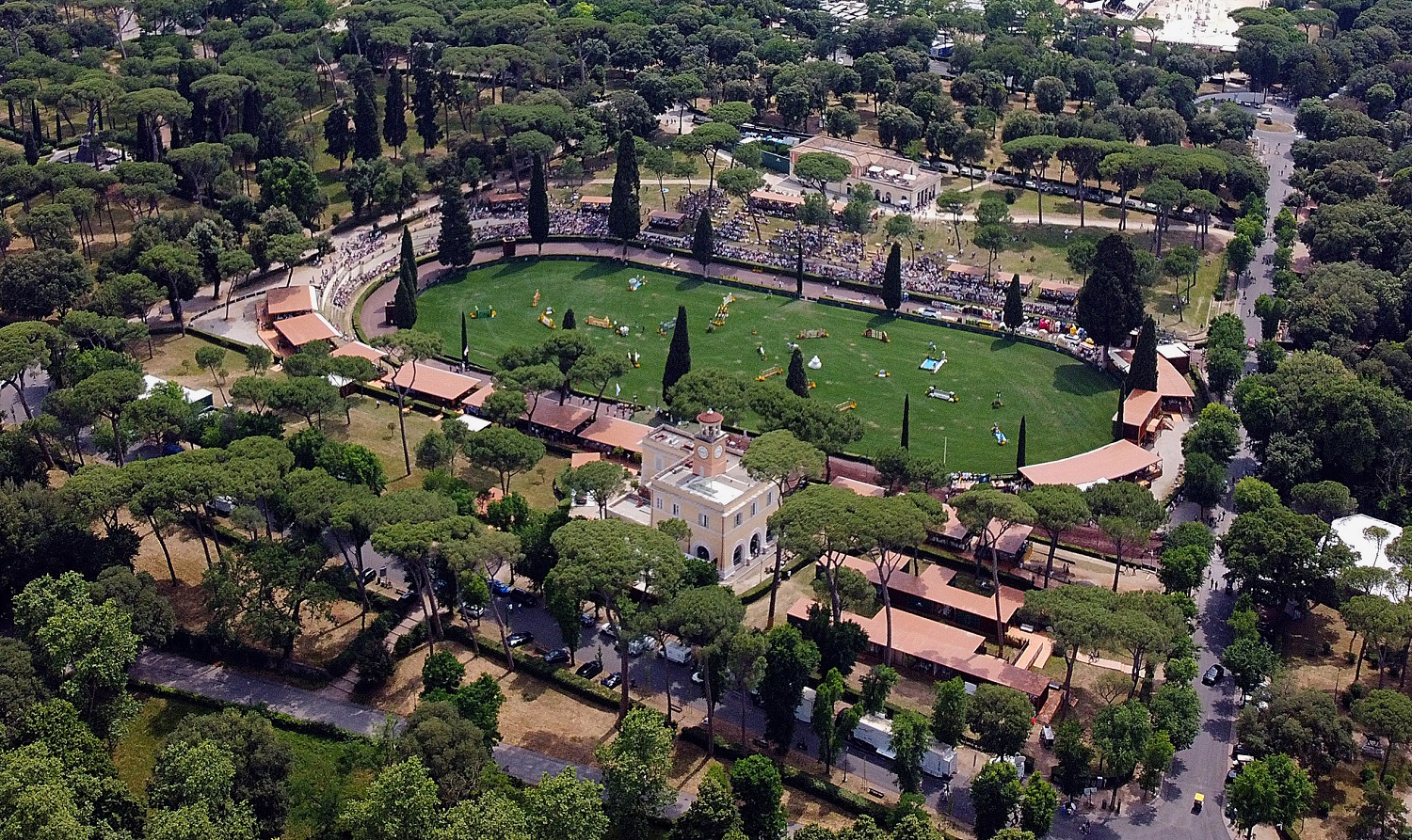 Da Villa Borghese al mondo, dal mondo a Villa Borghese, così Piazza di Siena è diventato evento globale.
