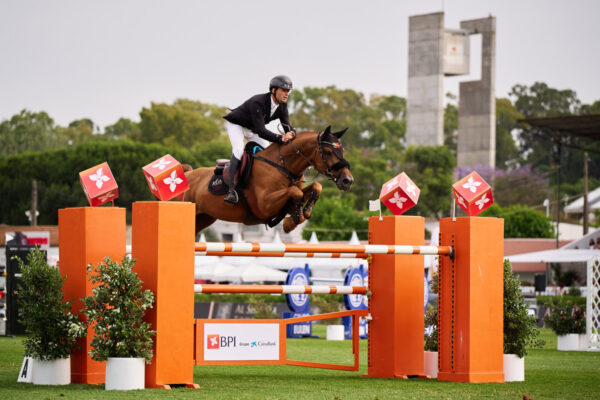 Vittoria Spettacolare per Rodrigo Giesteira Almeida con “Comme le Coeur” nel Trofeo BPI Wealth Management