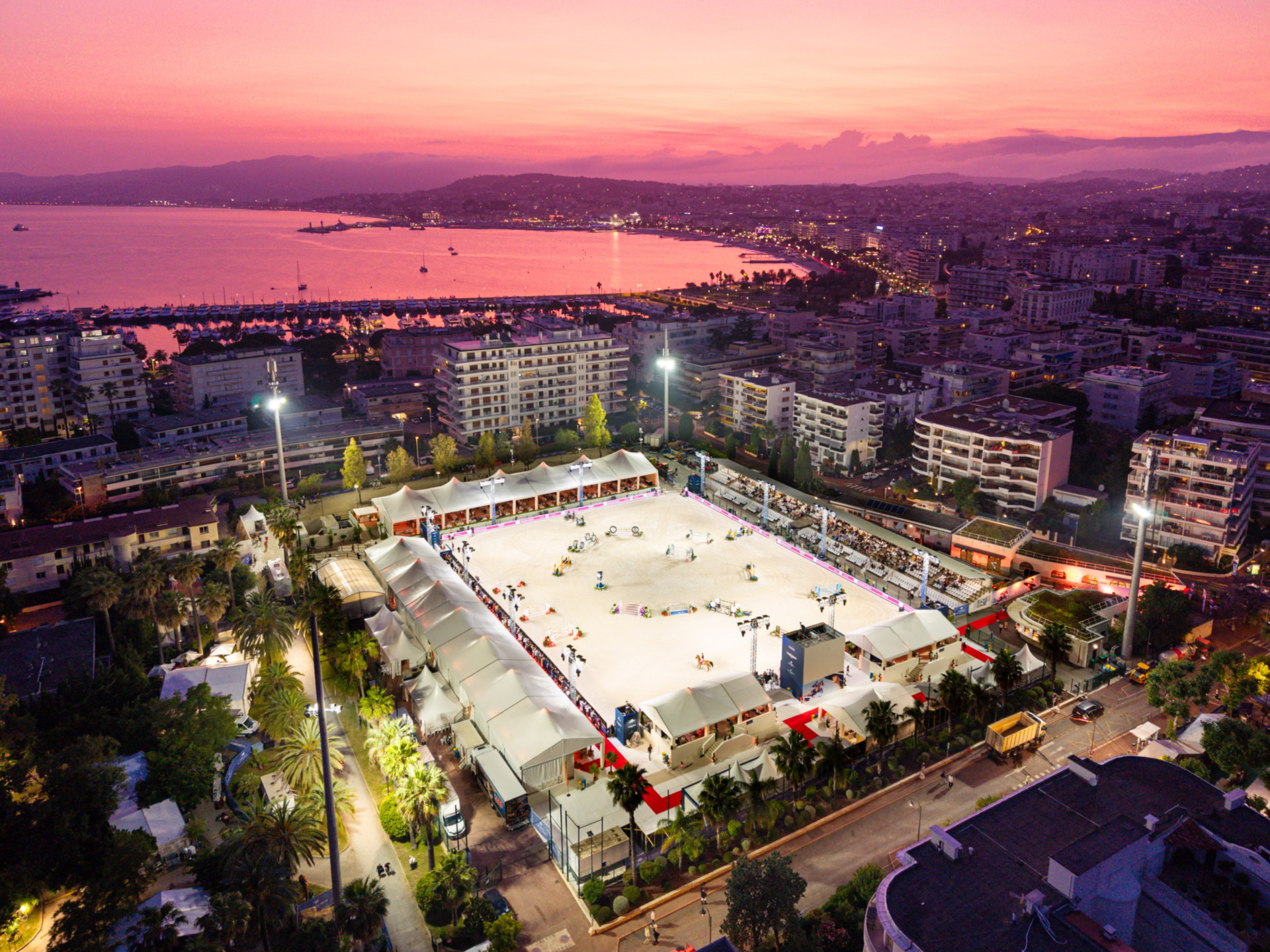 Longines Global Champions Tour di Cannes: torna lo spettacolo dei campioni del salto ostacoli.